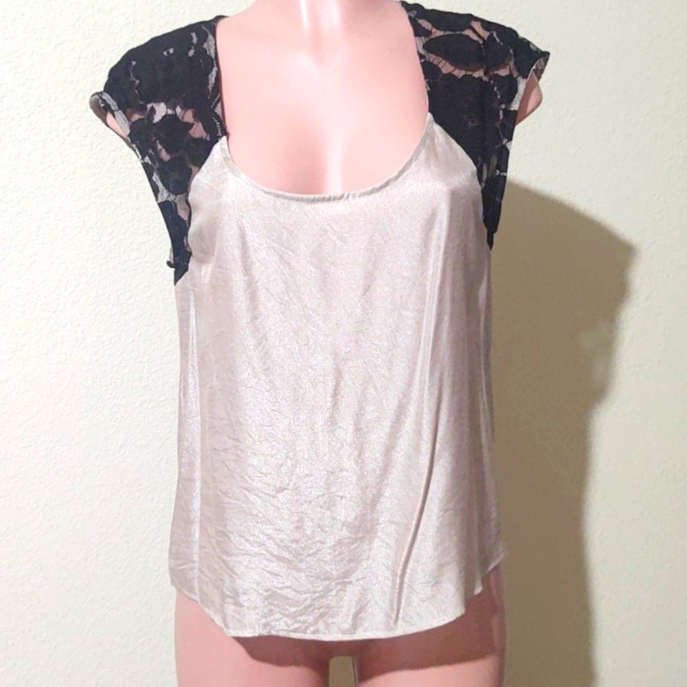 Lace shoulder blouse SZ L
